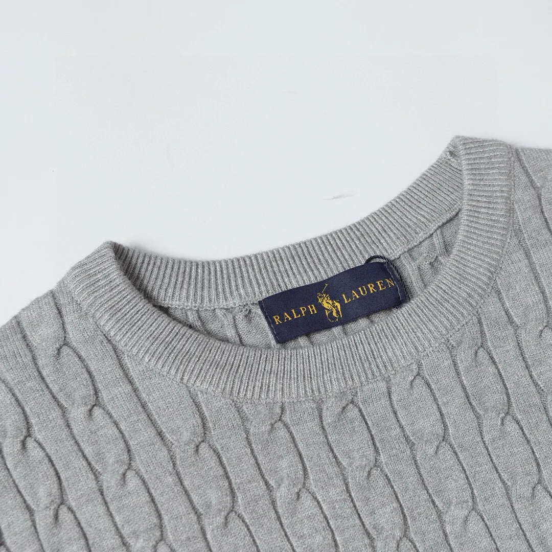 P186 Style No.: 601 -Ralph Lauren RL classic war horse logo embroidered pullover long-sleeved sweater on the chest -The item is made of custom-dyed and custom-spun yarn, purchased from the original version. A full set of customized accessories. Details determine success or failure. Heavy new autumn and winter product. High weight. Soft and delicate. The upper body effect is very nice. Loose fit. Women's model. -Color: white, gray, navy blue, red, khaki, blue, pink. -Sizes: S / M/ Ｌ S size 80-100 jins, M size 100-120 jins, Large size 120-135 jins